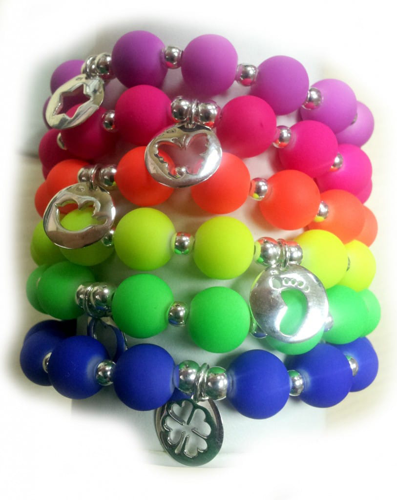 pulseras de bolas fluor con chapas caladas