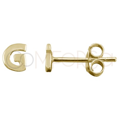 Pendiente mini letra G 4.5 mm chapada en oro
