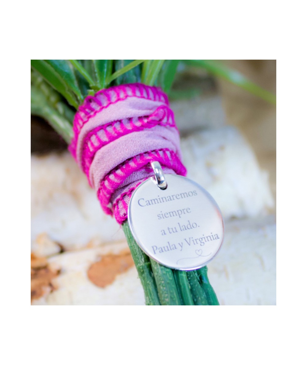 Cinta de seda thai rosa y medalla personalizada para ramo de novia