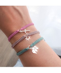 Brazo con pulseras de macramé con anilla