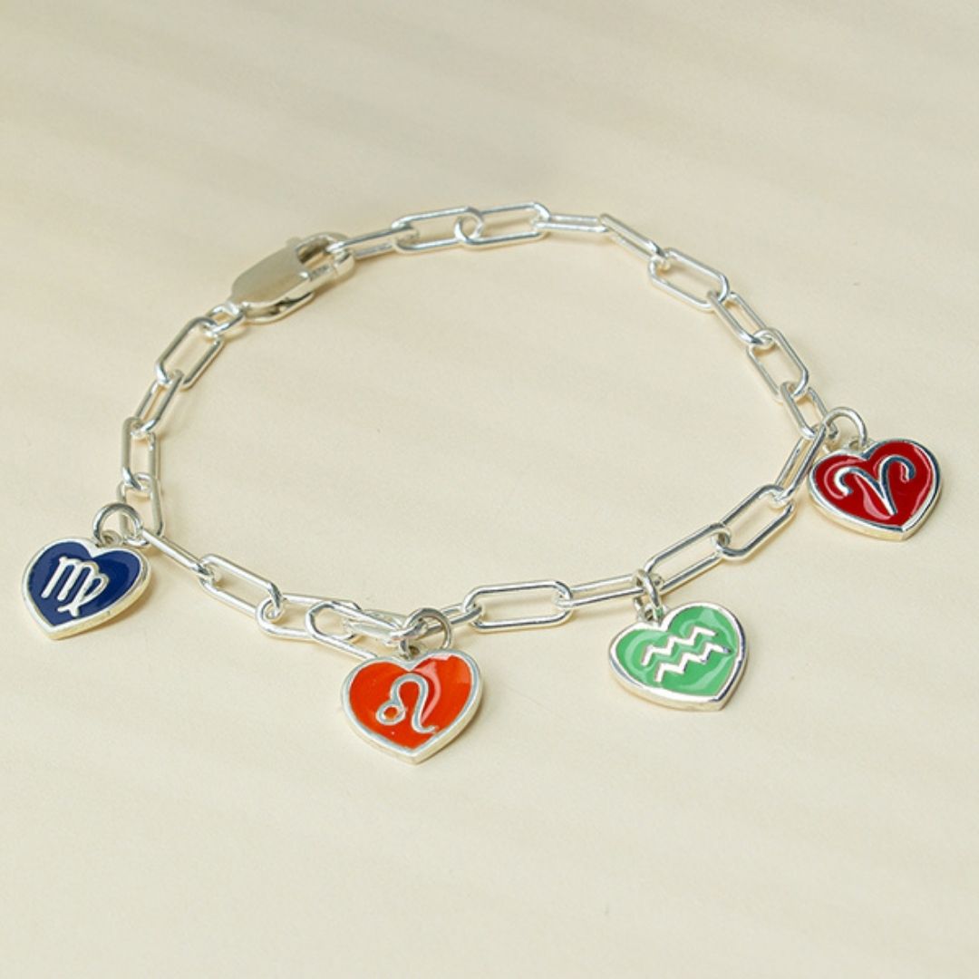 Pendentifs de l'horoscope dans une bracelet.